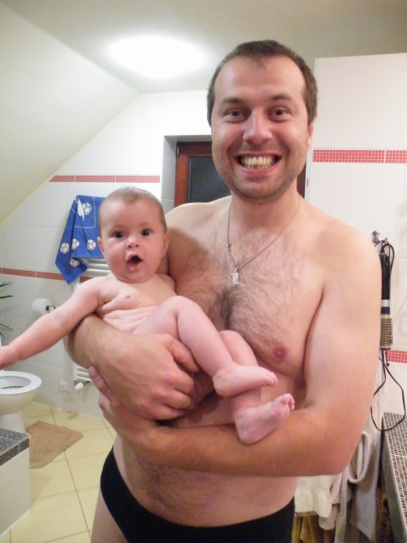 5. měsíc tak a jde se koupat s taťkou :-)
