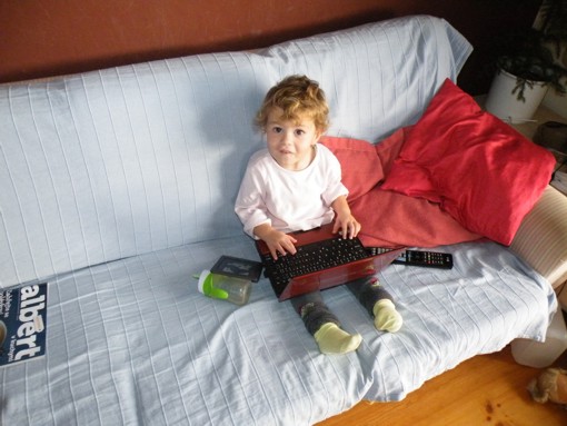 taky si potřebuji poslat email, kouknout na tv a přečíst si knížku